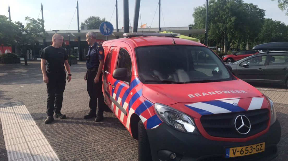 Brandweermannen bij winkelcentrum De Weide in Hoogeveen tijdens de storing (Rechten: Karin Mulder/RTV Drenthe)