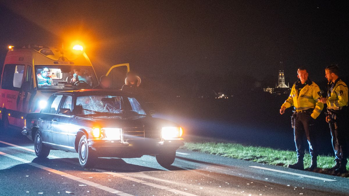 Man zwaargewond nadat hij wordt aangereden op provinciale weg