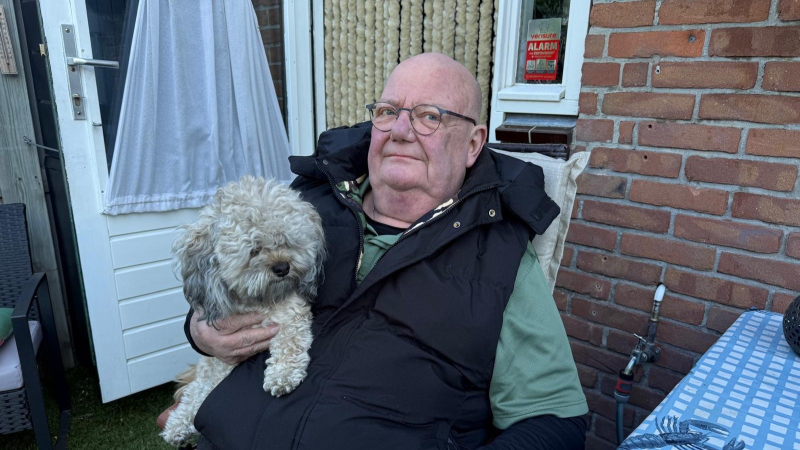 Nico en hondje Japie bij hun huis in Rotterdam-Schiebroek