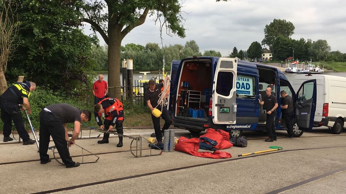 De twee jongens die dinsdag de Rijn bij Wageningen wilden overzwemmen, zijn cliënten van de O.G. Heldringstichting in Zetten. Dat bevestigt een woordvoerder van de stichting voor jongeren tussen 12 en 18 jaar met gedragsproblemen. Een van de twee is nog vermist. De ander is weer terug bij de stichting.