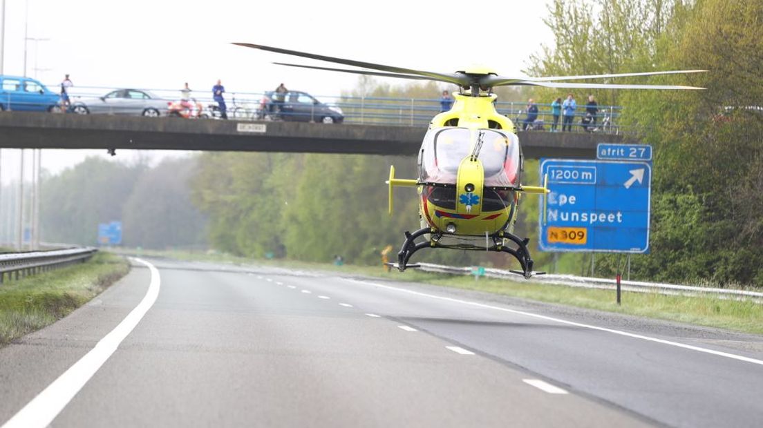 Bij een ongeluk op de A50 bij Epe is zaterdag aan het eind van de ochtend een motorrijder zwaargewond geraakt.