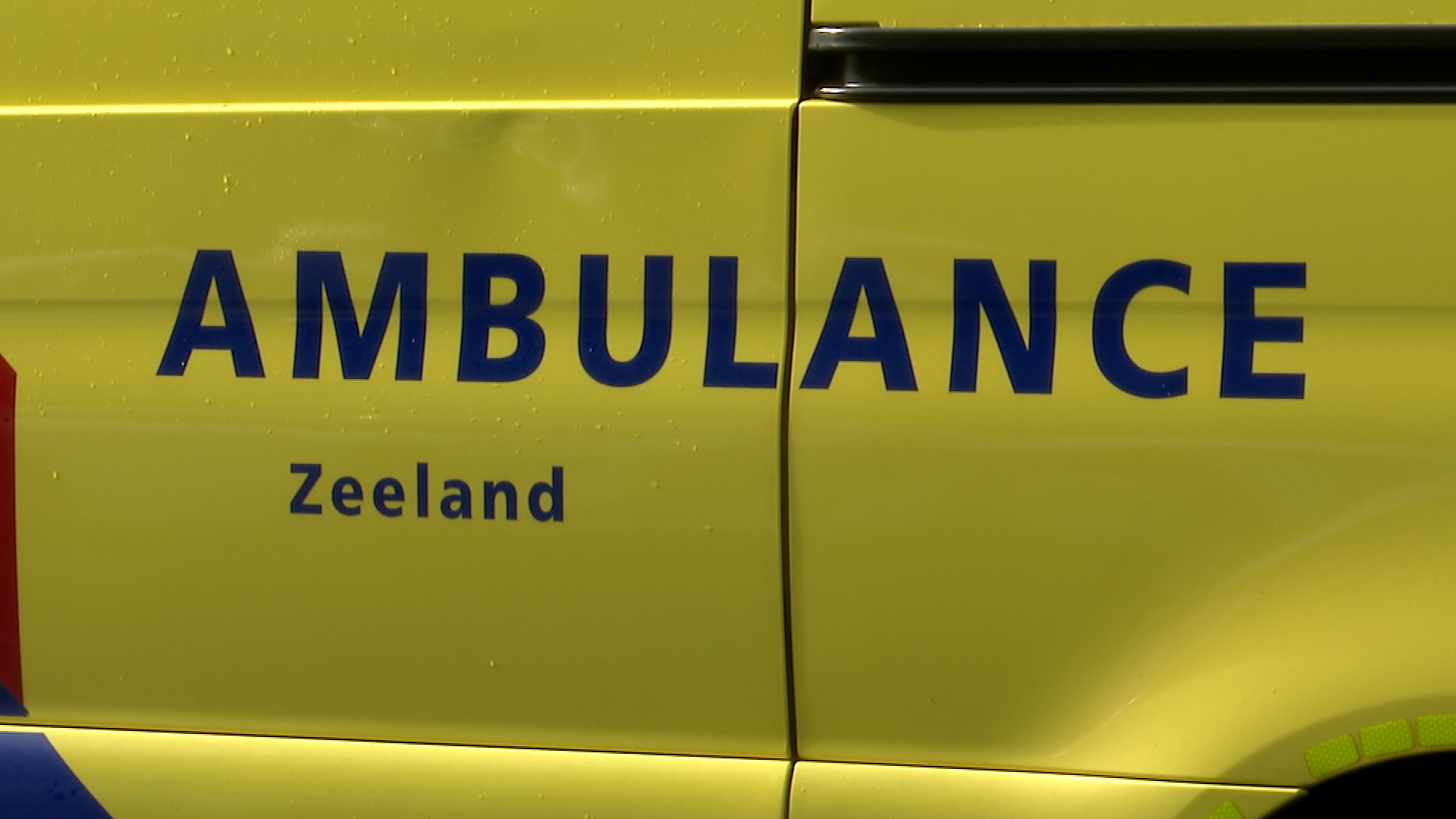 Bromfietser ziet wandelaar niet en raakt gewond door botsing