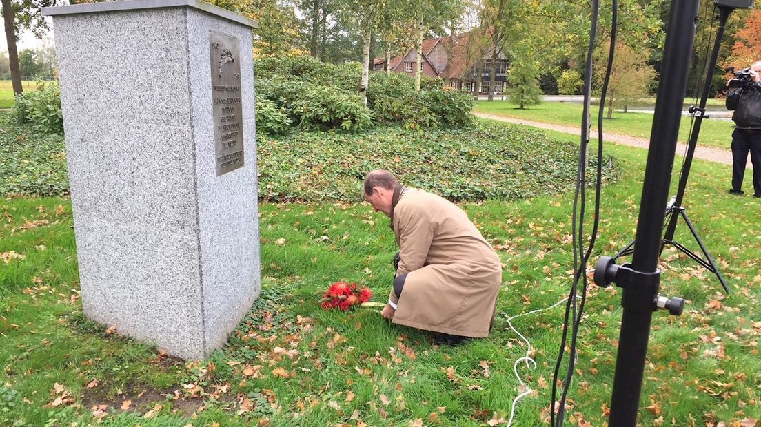 Burgemeester Schelberg legt bloemen namens de gemeente Hengelo