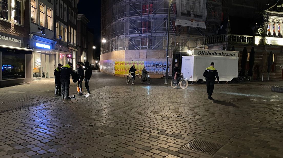Politie controleert voorbijgangers in de binnenstad van Zwolle