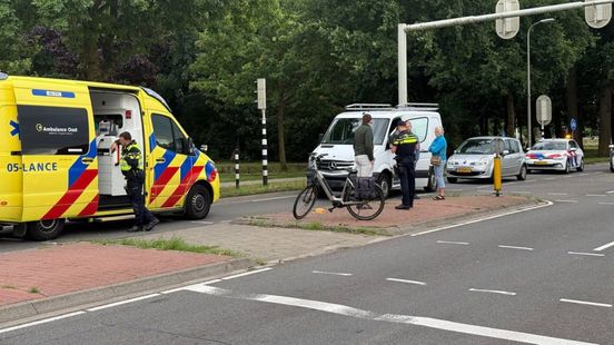 Fietser en bestuurder botsen • uitgebrande auto's