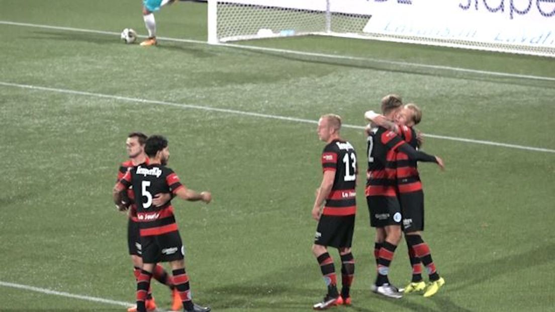 De Graafschap heeft vrijdagavond goede zaken gedaan in Helmond. Bij Helmond Sport werd met 0-2 gewonnen, terwijl de Superboeren niet eens overtuigend speelden. Maar goals van Van Mieghem en Diemers zorgden er wel voor dat de Doetinchemmers nu vierde staan op de ranglijst.