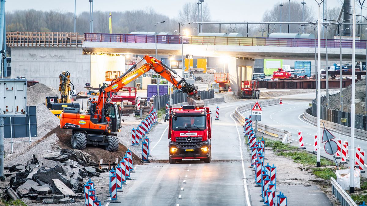 Duizenden auto's rijden voor eerst onder nieuwe fly-over: 'Straks niet meer op groen licht wachten'