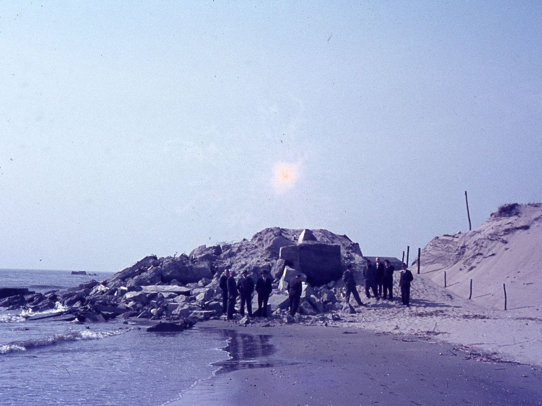 2 oktober 1953: sloop bunker strand Oostvoorne