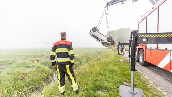 Drankrijder schiet met auto en al de sloot in bij Peperga Nieuws