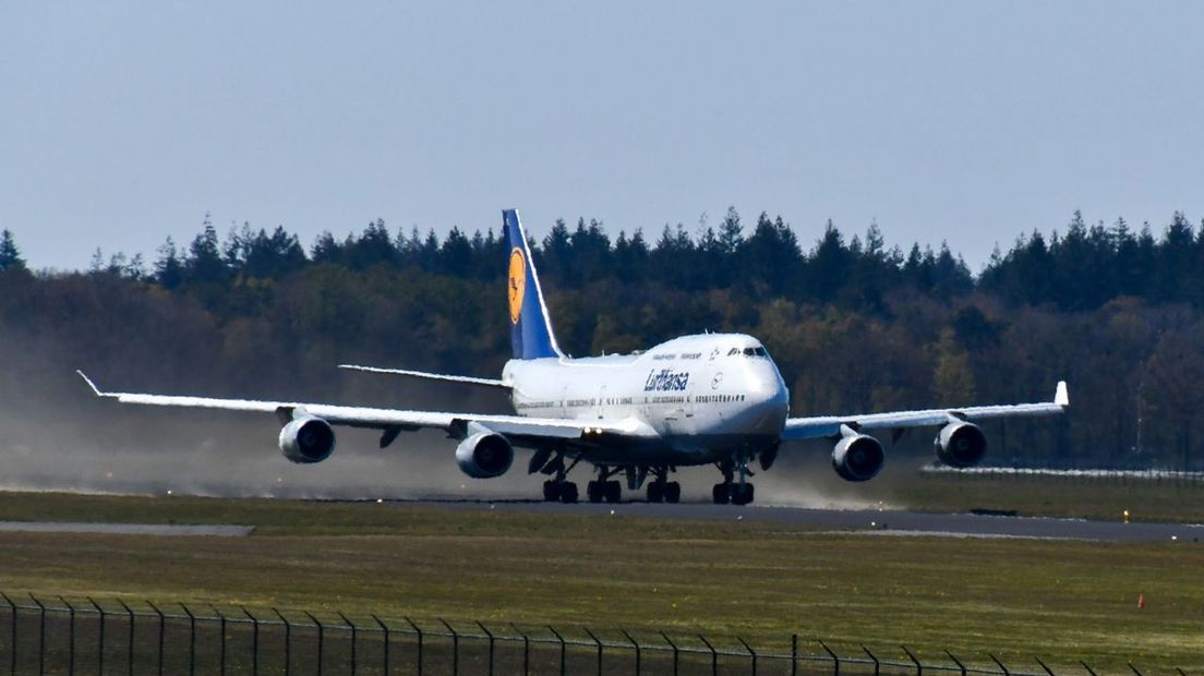 Boeing 747-400 van Lufthansa stijgt op van Twente Airport