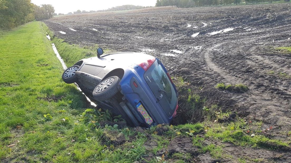 Auto in sloot bij Witte Paarden