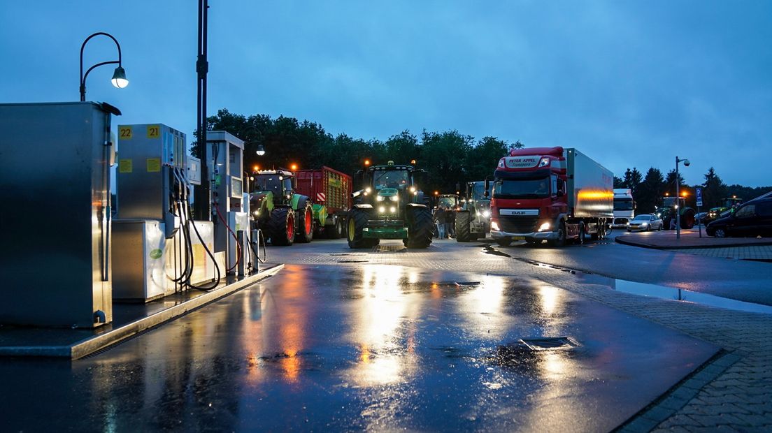 Boeren staan klaar om de snelweg te blokkeren (Rechten: RTV Drenthe/Kim Stellingwerf)