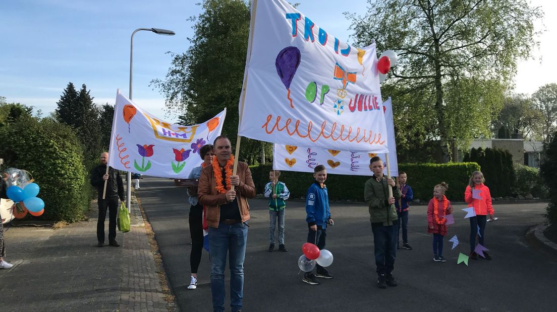 Met spandoeken verrast: Lintjesregen in coronatijd (Rechten: Serge Vinkenvleugel/RTV Drenthe)