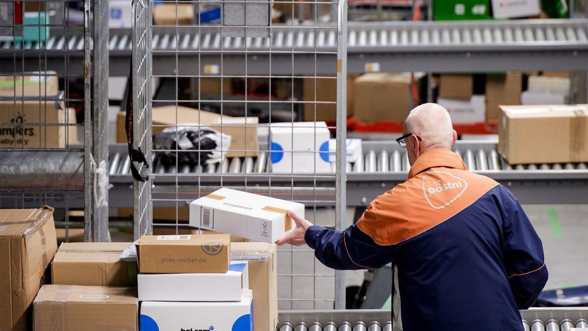 Postbezorger ontslagen nadat hij thuis post achterhield