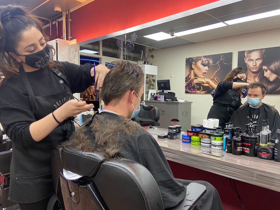Bij Drechtse Hair & Beauty laten de laatste klanten zich nog snel knippen.