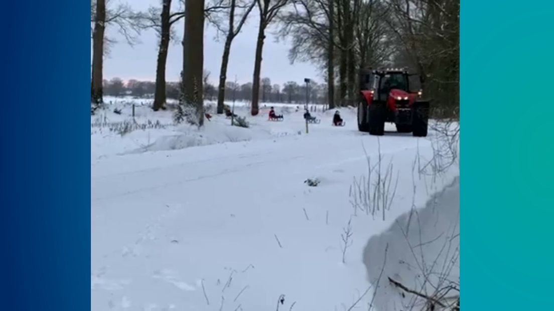 Boer uit Agelo brengt kinderen naar school met trekker
