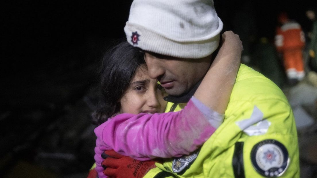 Een politieagent met zijn dochter in Turkije