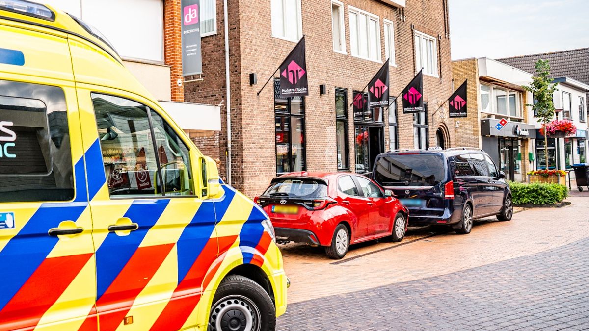 Auto botst op geparkeerde taxibus in het centrum van Oosterwolde