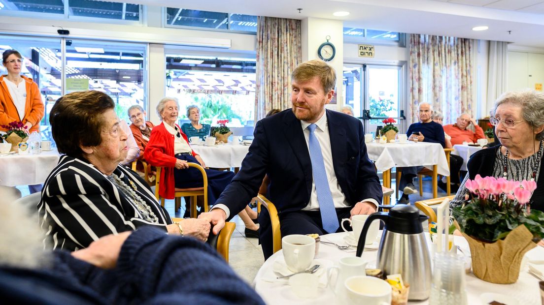 Koning Willem-Alexander luistert naar Annie Hollander tijdens een rondleiding (Rechten: ANP / Frank van Beek)