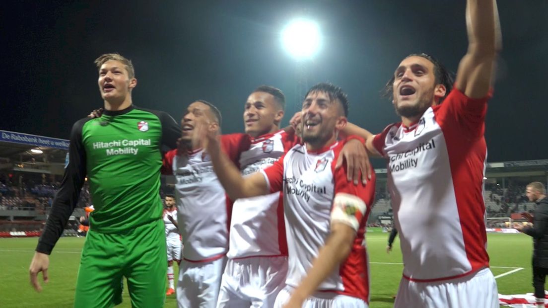 FC Emmen viert feest na de eerste thuiszege van het seizoen