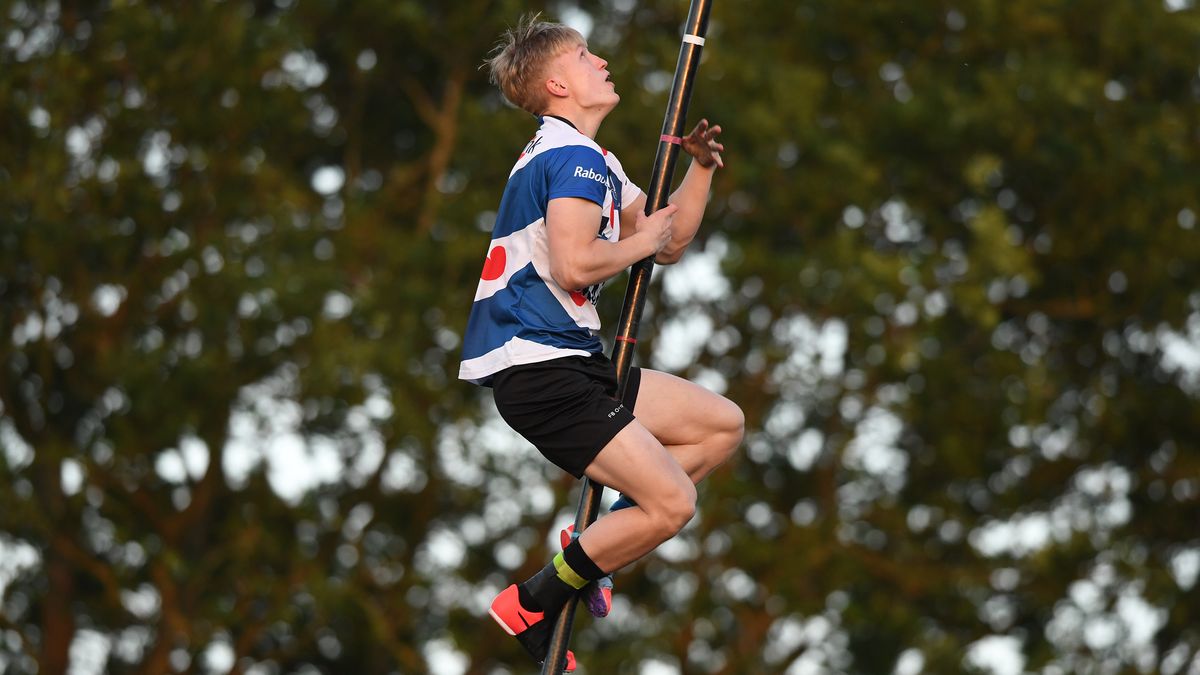 Germ Terpstra wint het fierljeppen in Buitenpost