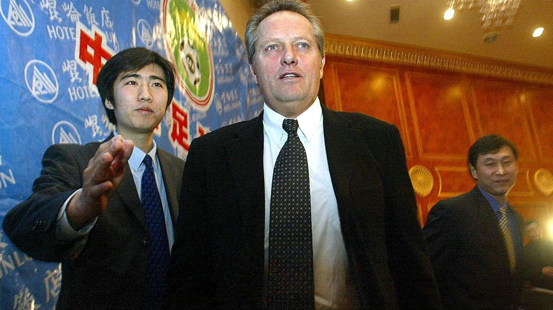 Arie Haan als bondscoach van China in 2002