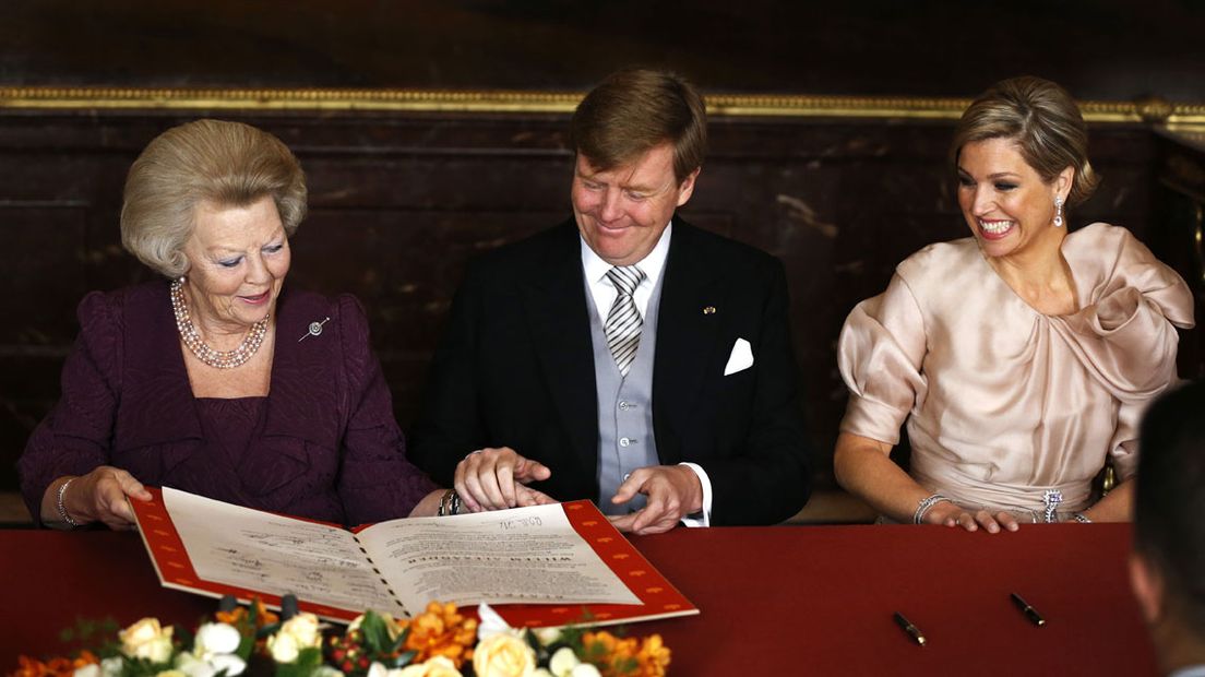 Prinses Beatrix geeft de Akte van Abdicatie door