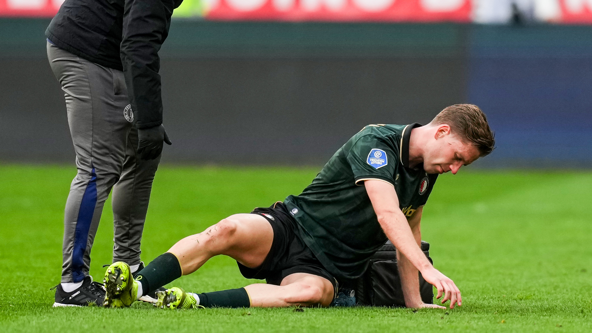 Smal ligt geblesseerd op de grond