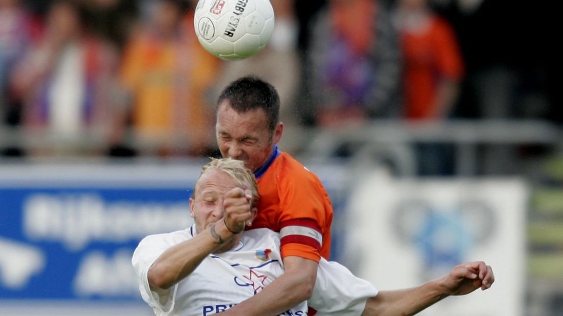 Johan Pater (in het wit) in een kopduel in 2005.