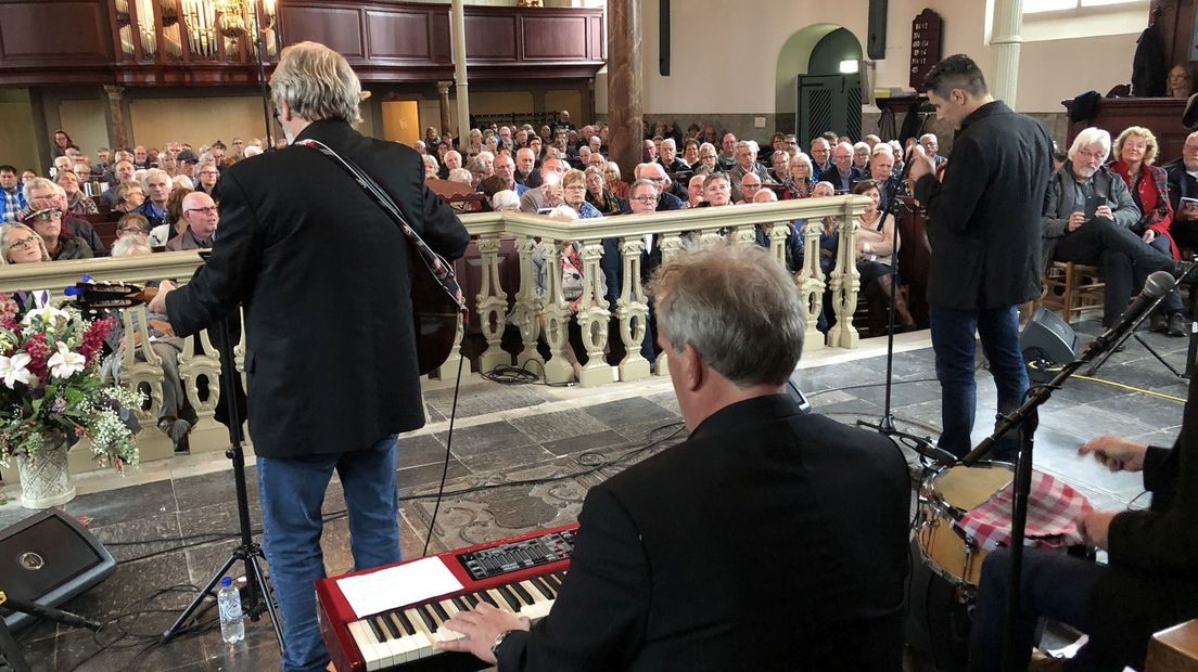 Optreden voor een volle en aandachtige kerk, met links Alex Vissering en rechts Olaf Vos