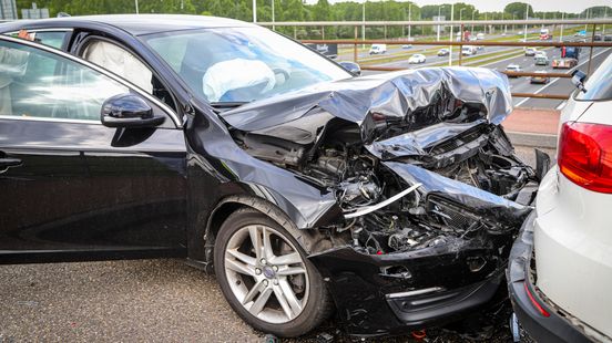 Auto’s zwaar beschadigd bij kop-staartbotsing in Barendrecht