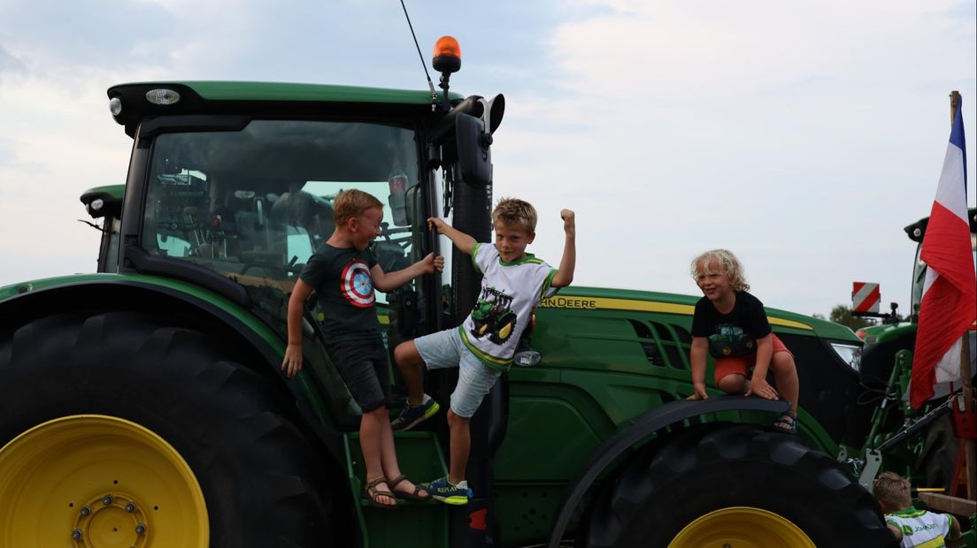 Honderden boeren op het veldje bij Plein Westermaat