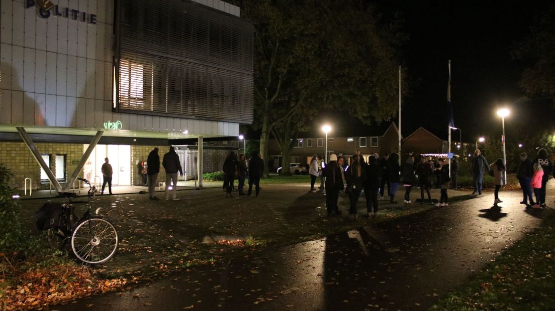 Bij het politiebureau in Hoogeveen hebben ruim twintig mensen zich verzameld