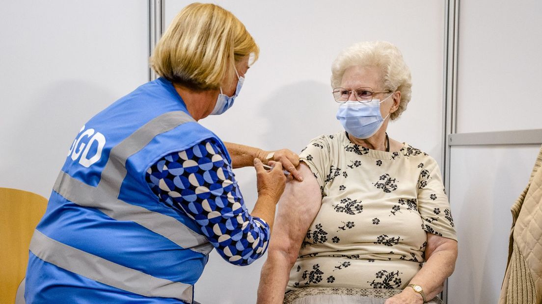 De 81-jarige Gerda krijgt in Zoetermeer de nieuwe prik