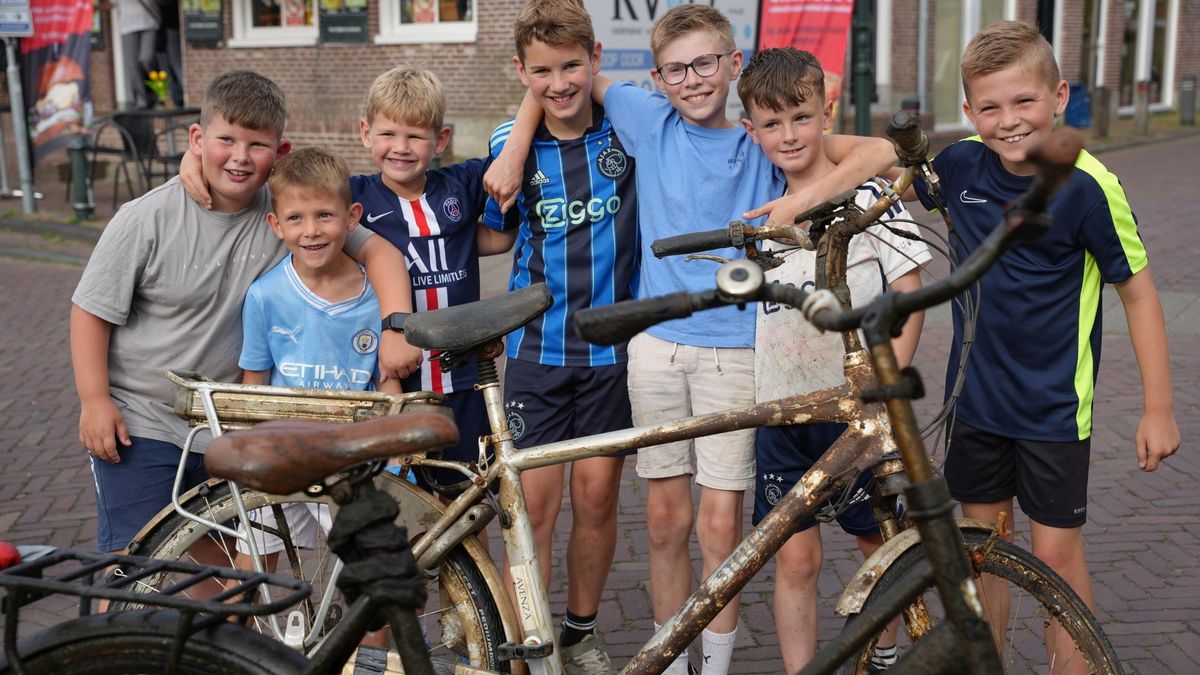 IJzersterke vangst: jonge vissers sleuren e-bike op het droge