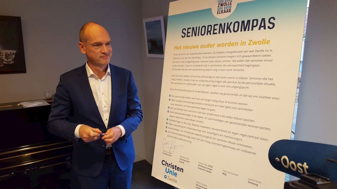 Gert-Jan Segers zet handtekening onder Zwols Seniorenkompas