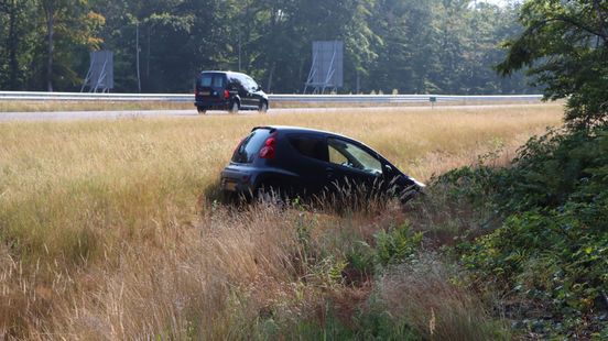 Man met hoofdwond neemt de benen na ongeluk op Rondweg bij Emmen. Man met hoofdwond neemt de benen na ongeluk op Rondweg bij Emmen.
