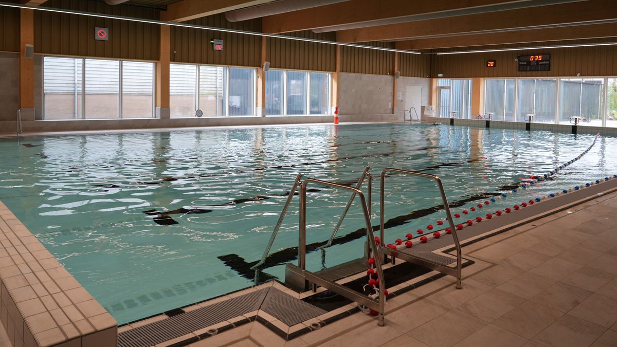 Nieuw zwembad is open, maar je moet via een bouwkeet naar binnen