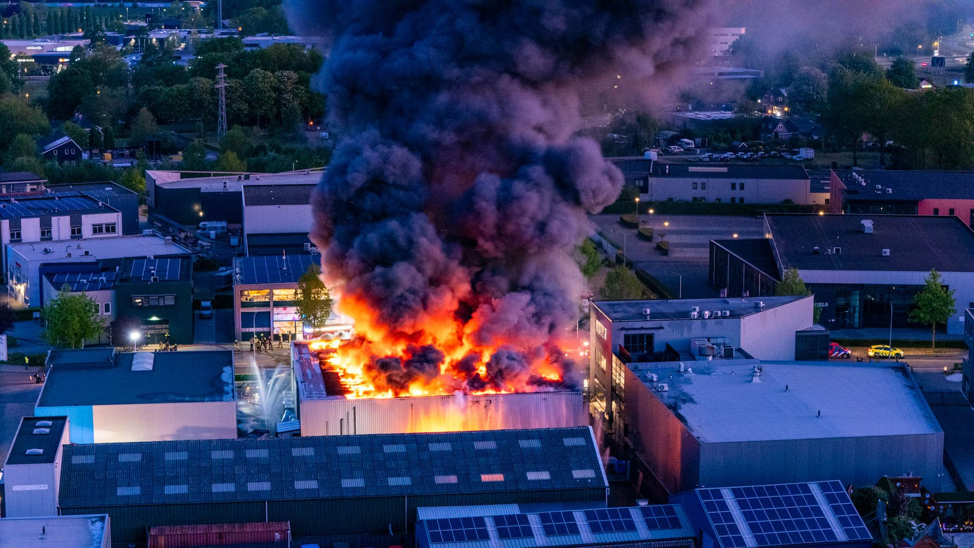 Brand met grote zwarte rookpluim bij woning aan Van Heemstraweg in Beuningen — image 5