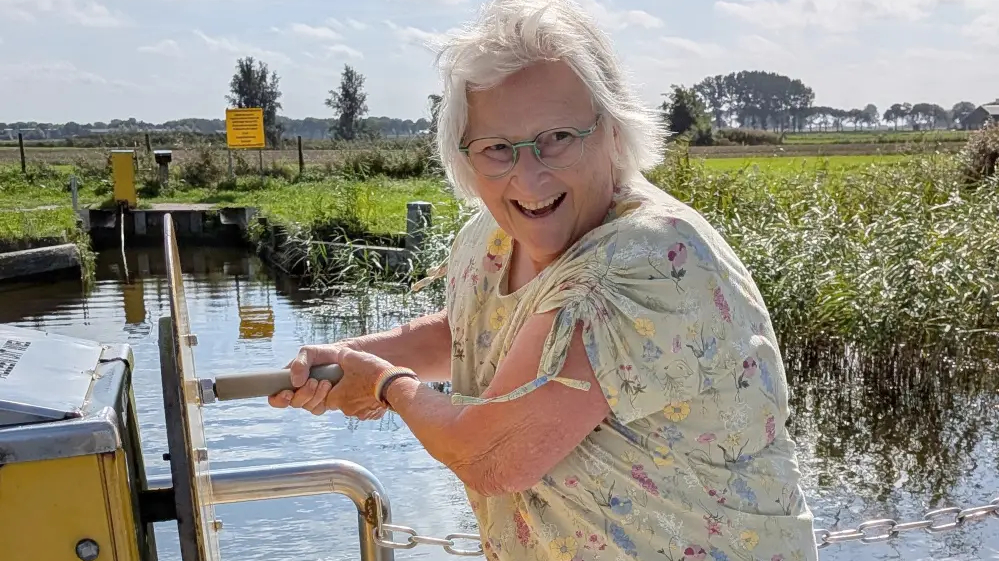 Gebruiker van het pontje trekt zichzelf naar de overkant.