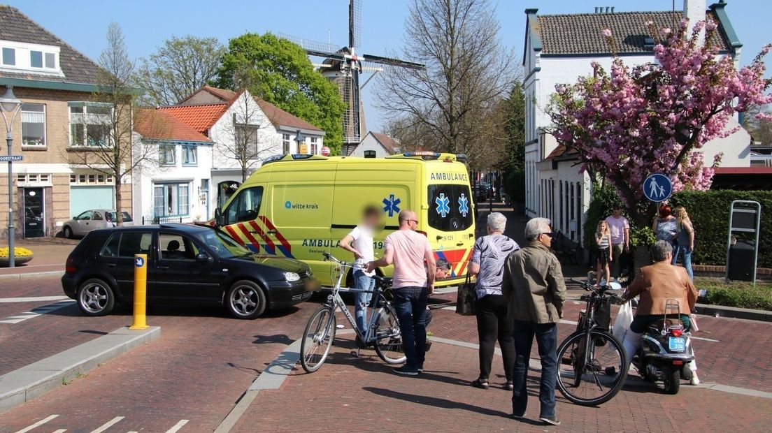 Twee ongelukken in één straat: snorfietser en fietser gewond