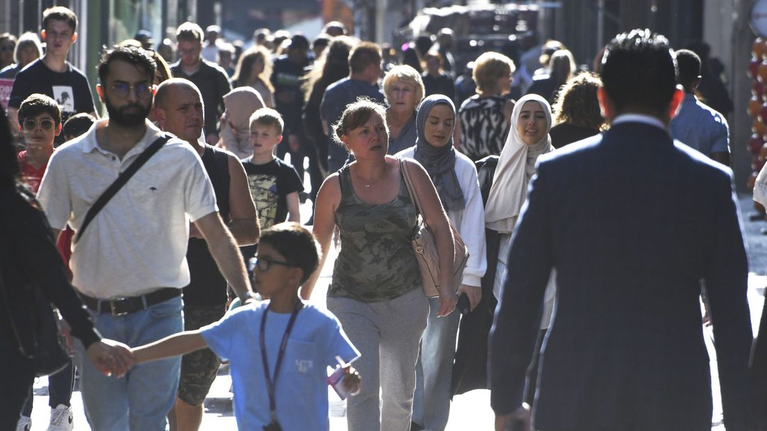 Drukte in het centrum van Den Haag op een zonnige middag