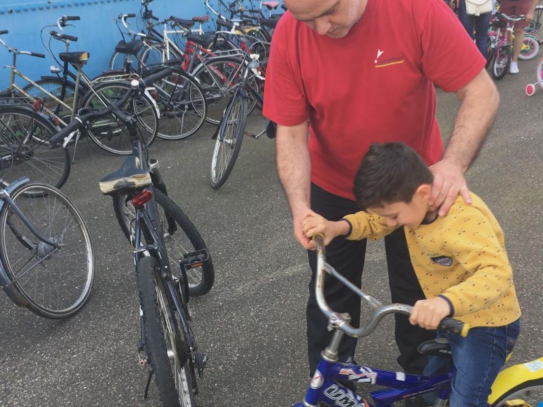 Jong en oud helpen elkaar vooruit te komen op de fiets