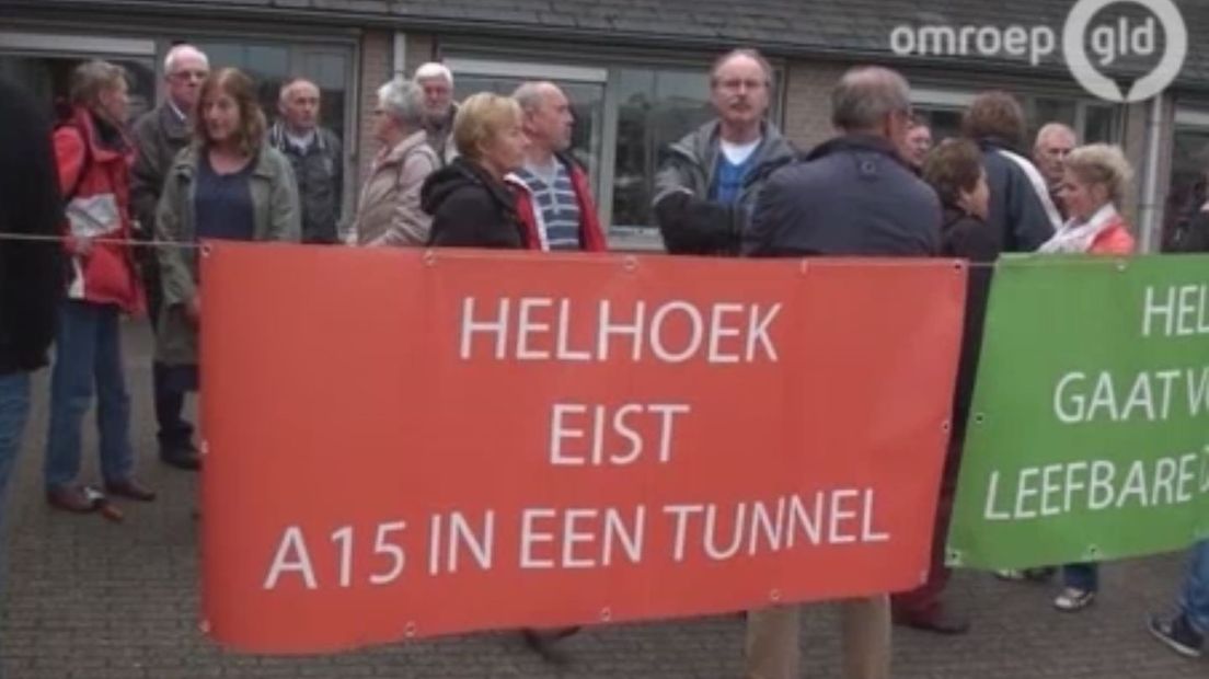 De A15 wordt bij Helhoek verdiept aangelegd. Bovenop de snelweg komt een 'deksel' te liggen. Dat heeft minister Schultz van Haegen van Infrastructuur en Milieu besloten. In de buurtschap bij Duiven is daar jaren voor gevochten.