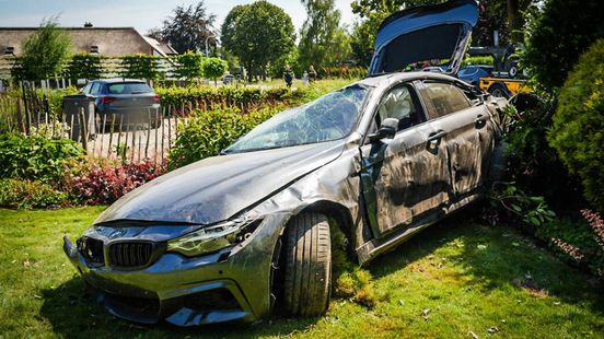 Auto slaat over de kop en eindigt in voortuin