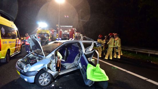 Auto over de kop na ongeluk op A50. Auto over de kop na ongeluk op A50.