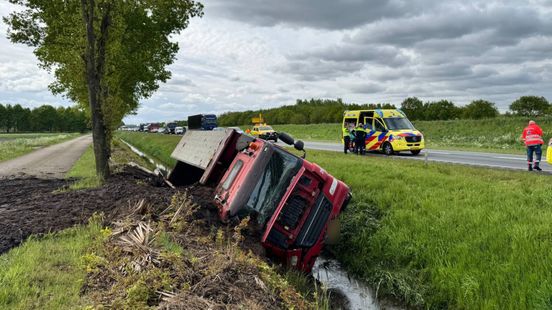Auto in Stad brandt uit • N366 dicht na ongeluk met vrachtwagen. Auto in Stad brandt uit • N366 dicht na ongeluk met vrachtwagen.