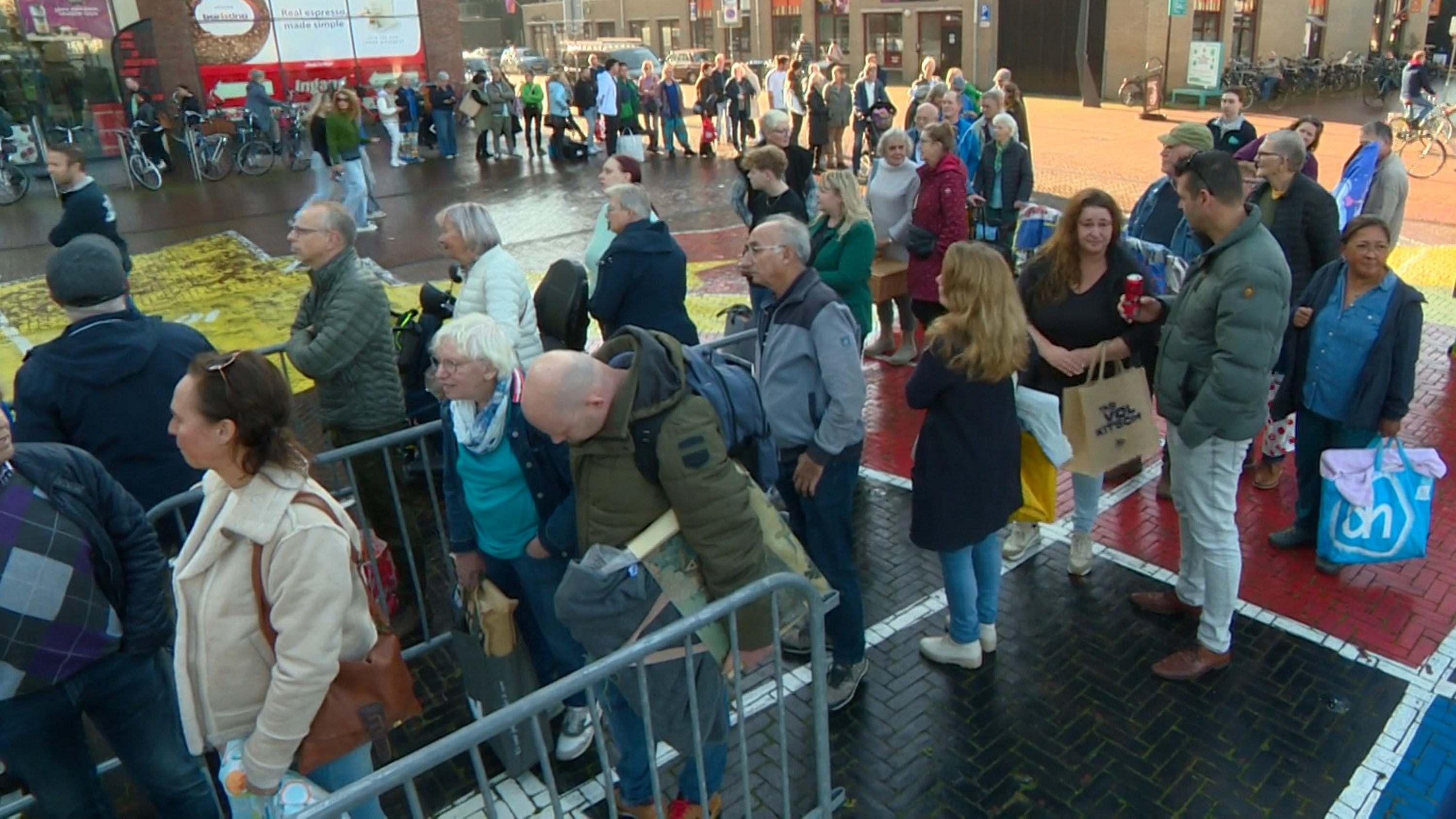 Lange rige yn Drachten foar taksaasjedei Tussen Kunst en Kitsch