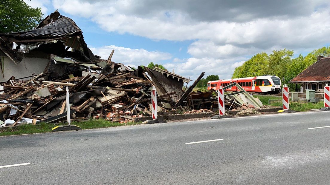 Het gesloopte pand is vanaf het spoor goed zichtbaar