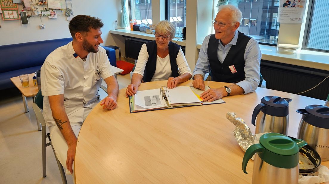 's Ochtends is er werkoverleg met de verpleegkundigen